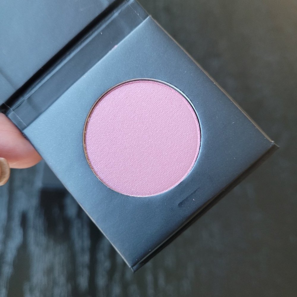 Younique Pressed Shadow with Single Compact - Alluring